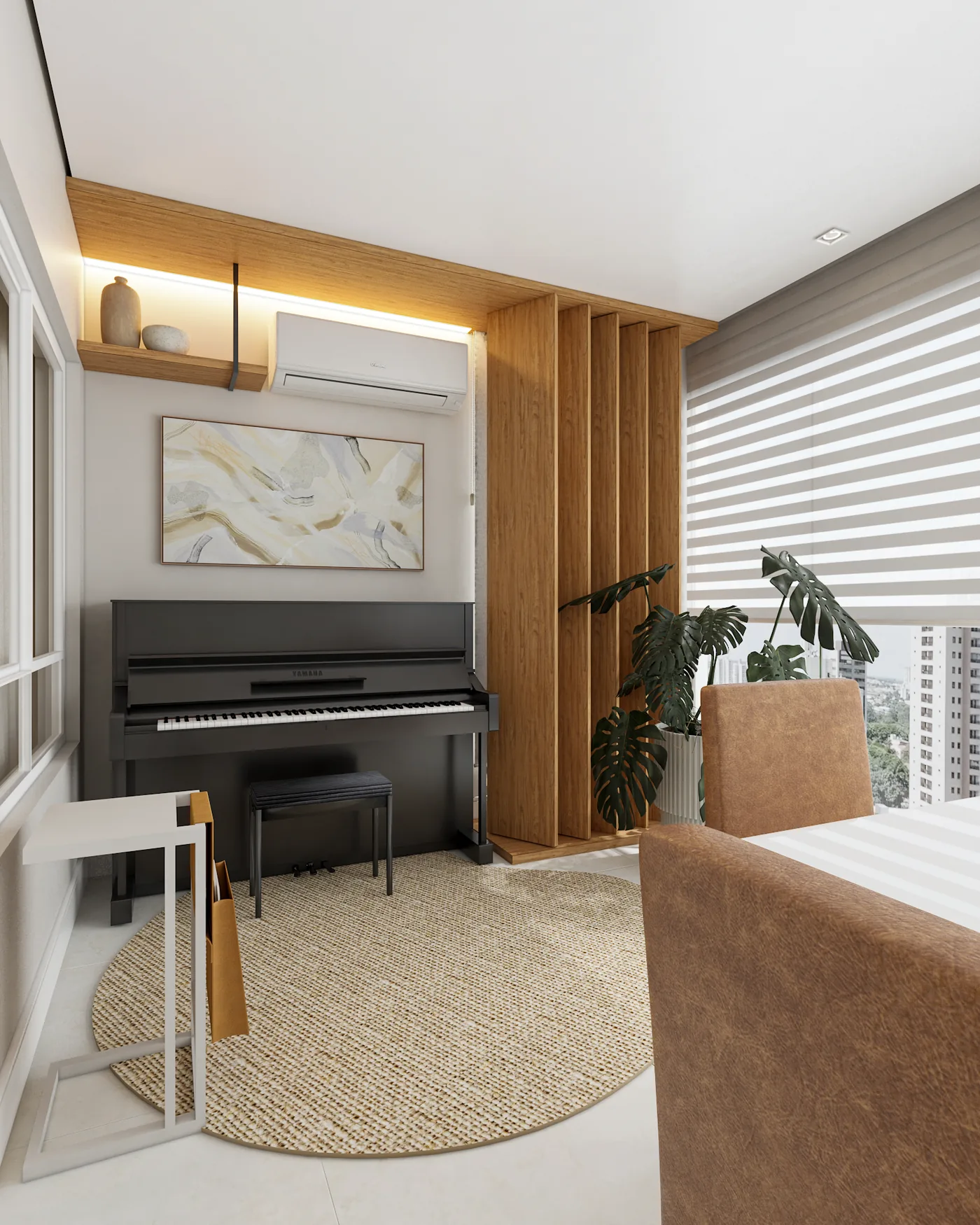 Varanda de apartamento com piano, prateleira iluminada, brise de madeira e vista da cidade